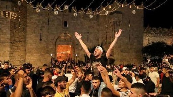  فيديو .. آلاف الفلسطينيين يحتفلون بإزالة الحواجز التي أقامتها شرطة إسرائيل بالقدس
