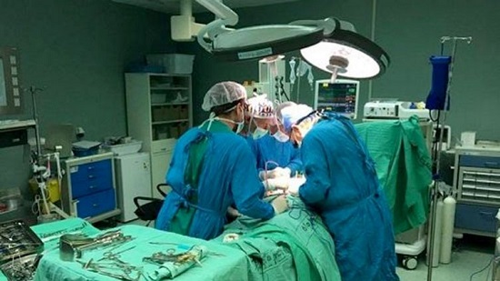 استخراج  سيخ حديد من جمجمة شاب بمستشفى أسيوط الجامعي
