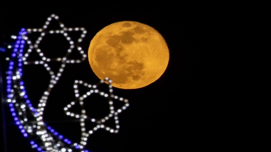  إسرائيل : القمر العملاق يزين سماء تل أبيب ومصر في ظاهرة مهيبة 
