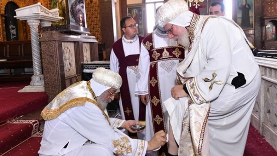 البابا تواضروس يغسل أرجل رهبان دير مارمينا