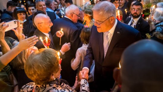 بالصور رئيس الوزراء الأسترالي يشارك فى خدمة قداس عيد القيامة بالكنيسة الأرثوذكسية 