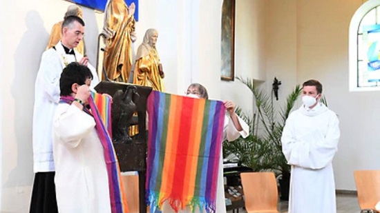 فى تحد صارخ لقرارت مجمع العقيدة الفاتيكاني بعض الكنائس الألمانية تبارك زواج المثليين 