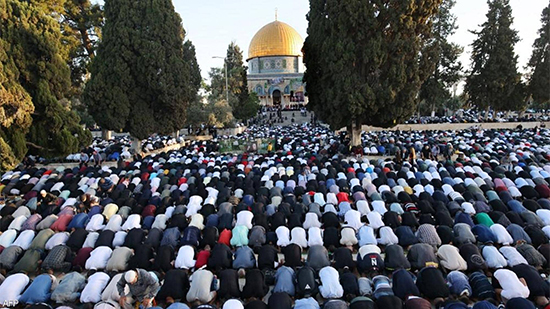 رغم تضييق إسرائيل.. فيديو لآلاف يؤدون صلاة العيد بالأقصى