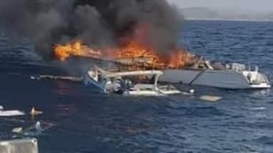 الأجهزة الأمنية تنقذ 13 صياد بعد احتراق مركبهم بالبحر الأحمر 
