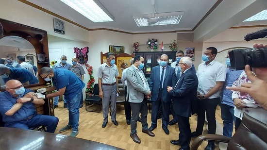  محافظ بورسعيد يتابع إجراءات تلقى معلمي ومراقبي الثانوي العام لقاح كورونا
