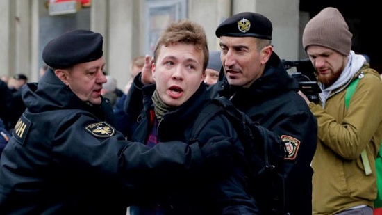  صحيفة روسية : اعتراض سلطات بيلاروسيا طائرة كان بهدف اعتقال ناشط 

