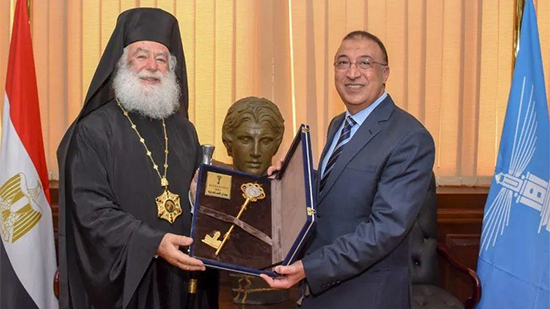 محافظ الإسكندرية يمنح البابا ثيودورس الثاني أرفع وسام شرف