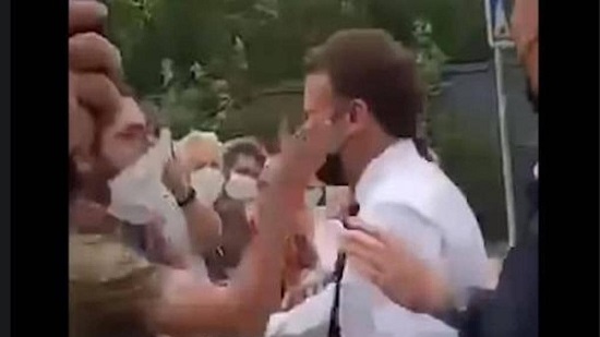  بالفيديو.. الرئيس الفرنسي يتلقي صفعة على وجهة
