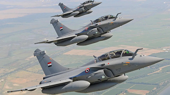 القوات الجوية المصرية والفرنسية تنفذان تدريباً جوياً مشتركاً بإحدى القواعد الجوية المصرية