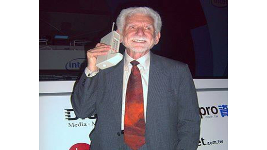 شركة موتورولا الأمريكية أول هاتف نقال فى العالم