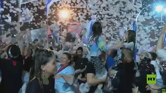فيديو .. الإسرائيليون يحتفلون بنهاية حقبة نتنياهو