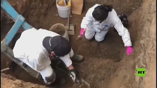 فضائية روسية : العثور على عظام 17 شخص بمنزل سفاح مكسيكي قطع أوصال ضحية بمنشار (فيديو) 