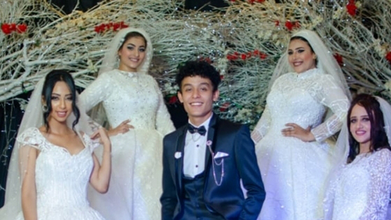 للمرة الثانية.. صورة شاب و4 عرائس في حفل زفاف تثير الجدل بالإسكندرية