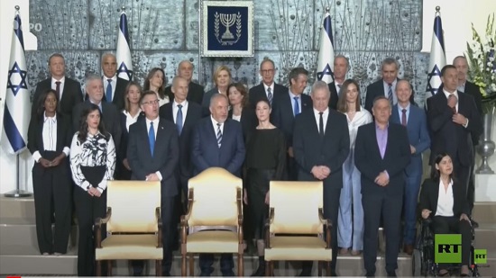 لحظة التقاط صورة جماعية للحكومة الإسرائيلية 