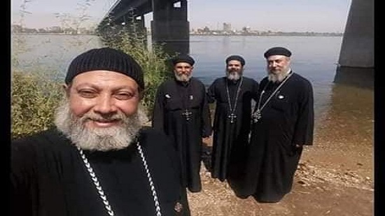 صور : كهنة الكنيسة تبارك النيل فى أسوان من أجل الفيضان 