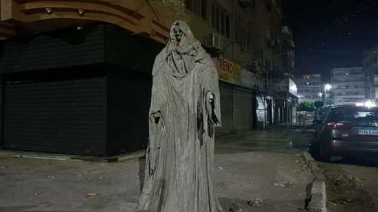 قصة التمثال المرعب في الإسماعيلية.. مجسم خشبي مكسو بالقماش
