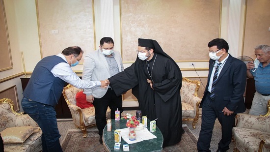  الأنبا باخوم يستقبل نائب محافظ القاهرة بمقر جمعية العناية الإلهية 
