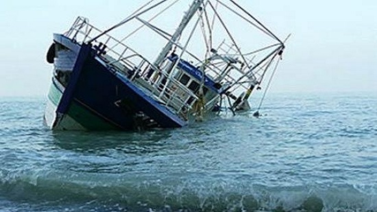 غرق مركب صيد أمام شواطئ دمياط