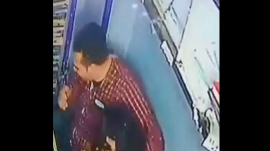 موظف يتحرش بطفلة داخل مكتبه.. كاميرات المراقبة فضحته (فيديو)