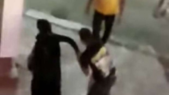  فيديو .. شابان يتحرشان ويعتديان بالضرب على فتاة تجمع القمامة في الفيوم 
