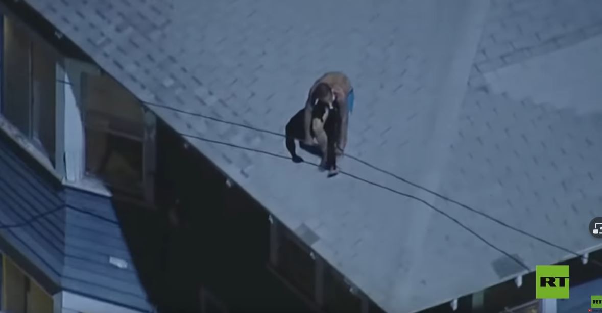 فيديو .. رجل يتسلق سقف كنيسة ويضرم النيران تحت الصليب 