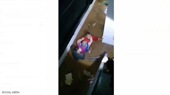فيديو لمغربي ينقذ سيدة مسنة من الغرق