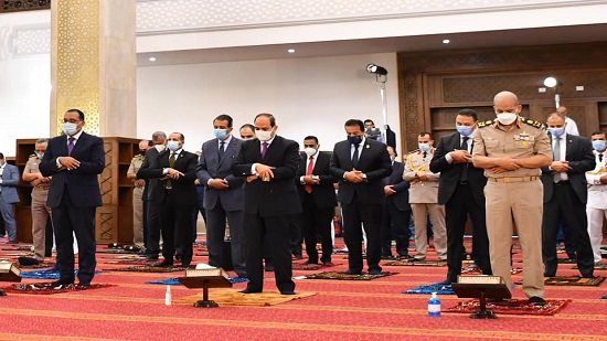 الرئيس يصلي العيد برفقة رئيس الوزراء وعدد من قادة الدولة بمسجد مالك الملك بالعلمين الجديدة (صور)