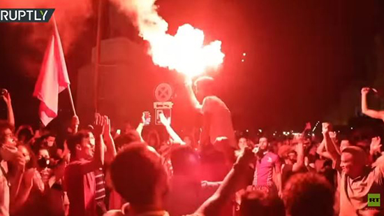 فيديو .. التونسيين يحتفلون بحل حكومة النهضة الاخوانية وتجميد عمل البرلمان