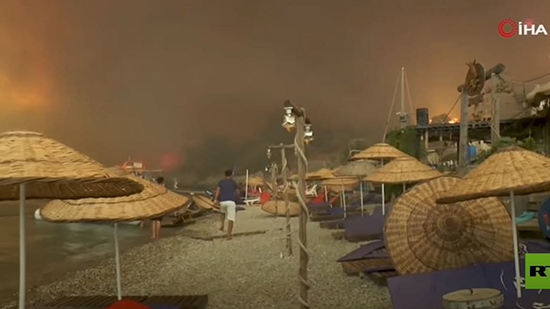 شاهد | السياح يفرون من حرائق الغابات في تركيا