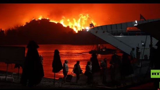 سفينة تُجلي المئات هربا من حرائق الغابات في اليونان