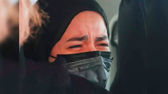 انهيار دنيا وايمي سمير غانم في وداع والدتهما دلال عبدالعزيز (فيديو)
