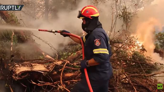 فيديو .. رجال الإطفاء باليونان يكافحون لمنع حريق هائل من الوصول لمدينة يقطنها آلاف السكان
