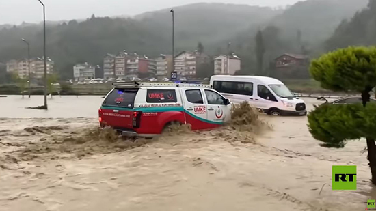 فيديو .. الفيضانات تحول تركيا لجحيم وتقتل أشخاص 