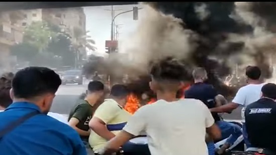 محتجون يقطعون الطرق ببيروت احتجاجا على الأوضاع المعيشية
