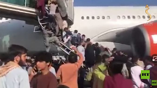 فيديو .. آلاف الأفغان يقتحمون طائرة للفرار من البلاد خوفا من حركة طالبان