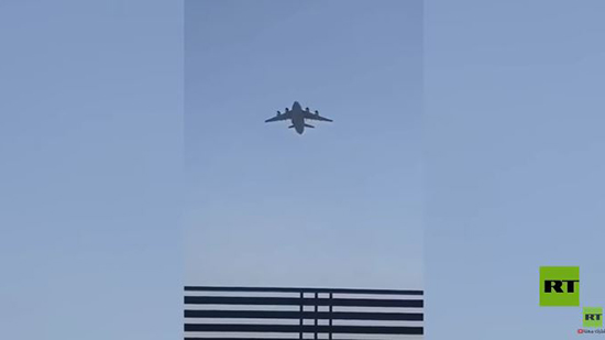 فيديو .. أجسام تتساقط من طائرة عسكرية أمريكية أقلعت من مطار كابل 