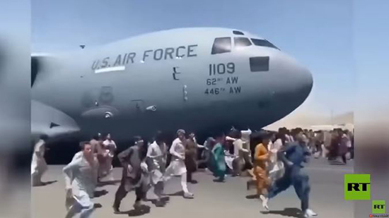 فيديو .. أفغان يتمسكون بطائرة أمريكية لمغادرة البلاد خوفا من طالبان المتشددة 