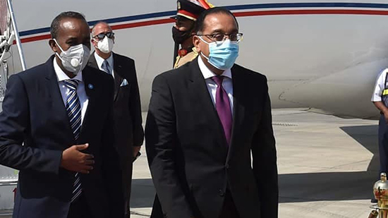 رئيس الوزراء يستقبل رئيس وزراء الصومال بمطار القاهرة لبحث سبل تعزيز علاقات التعاون
