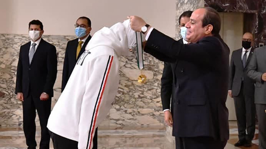 الرئيس يمنح فريال اشرف صاحبة ذهبية طوكيو وسام الرياضة من الطبقة الأولى ويكرم باقي الأبطال 