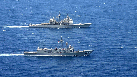 القوات البحرية المصرية والأمريكية تنفذان تدريباً بحرياً عابراً بقعدة برنيس