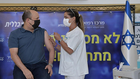 رئيس الوزراء الإسرائيلي يتلقى الجرعة الثالثة من لقاح كورونا 