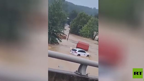 فيديو.. فيضانات عارمة تغمر مدينة أمريكية وتقتل العشرات