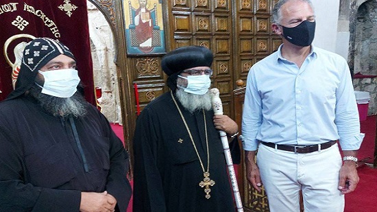 السفير الأمريكي لدى القاهرة يزور الدير الأبيض بالجبل الغربي في سوهاج