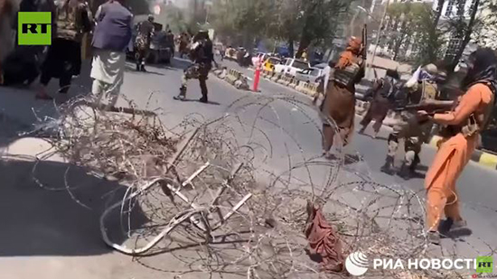 فيديو .. طالبان تهدد المتظاهرين الداعمين للمعارضة باطلاق النار 