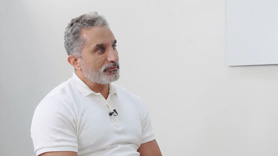 باسم يوسف: وجدت نفسي وما أريده بعد الأربعين وفي طفولتي كنت أشعر بأنني أقل من أقراني!
