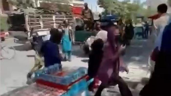 فيديو .. طالبان تعتدي على نساء محتجات بالعصى 