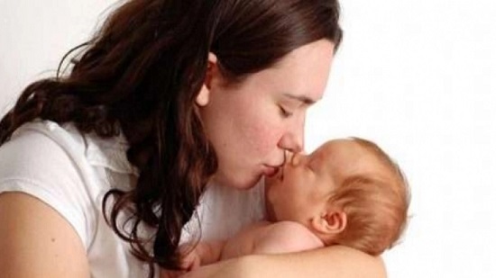  القبلة القاتلة.. أمراض خطيرة قد تنهي حياة طفلك بسبب «بوسة»