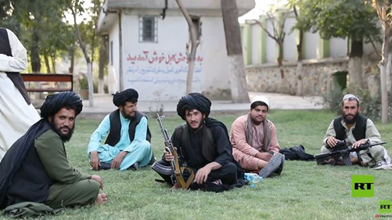 فيديو .. مقاتلو طالبان يستمتعون بوقتهم داخل متنزه ترفيهي