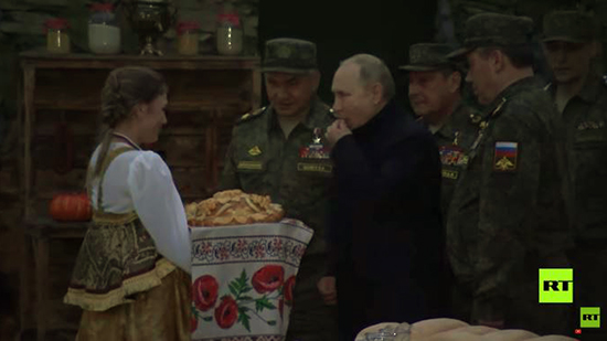 فيديو.. الرئيس بوتين يتذوق الخبز المقدم للجنود على هامش مناورات 