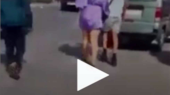 شاب مغربي يجرد فتاة من ملابسها في الشارع ويتحرش بها.. وصديقه يوثق بالفيديو
